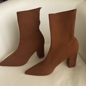 NWOT. Versona Fitted Brown Knit Ankle Boots